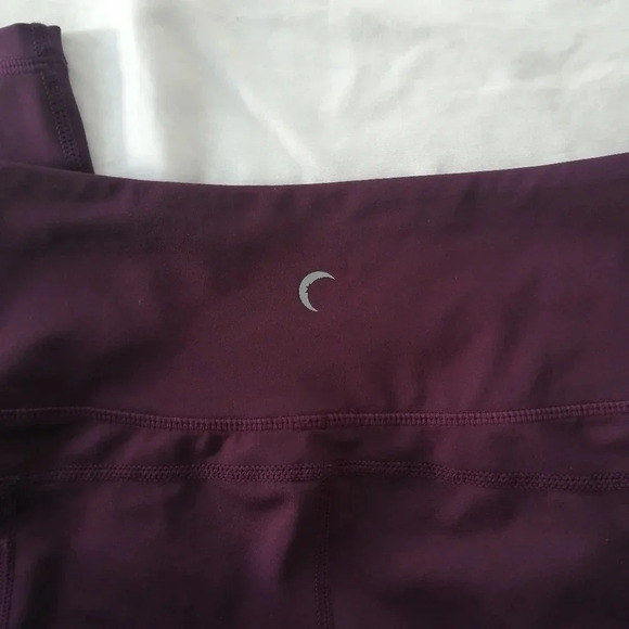 Zyia Pocket Light 'n Tight Crop Leggings in Plum Purple Size 6-8 - Picture 10 of 16